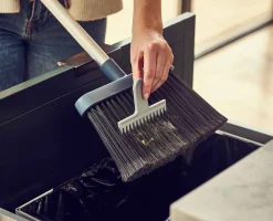 Balai avec montage mural CleanStore™