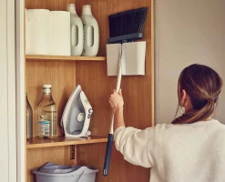 Balai avec montage mural CleanStore™