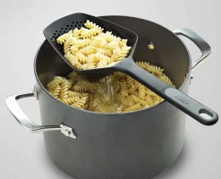 Cuillère Passoire en Noir Scoop™ Plus