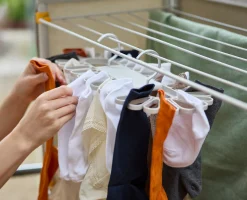 Ensemble séchoir à linge AirFrame™ 21 m en deux parties et cintre de séchage Petal™ 32 positions