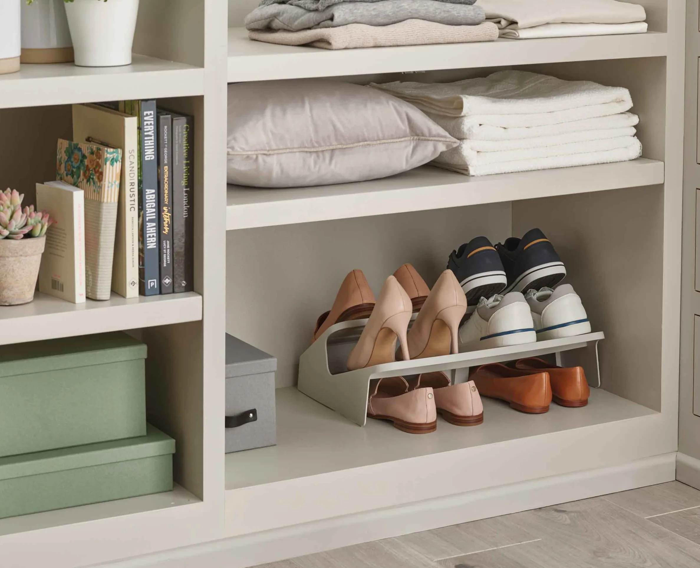 Grand Range-Chaussures Gain de Place Écru Shoe-In™