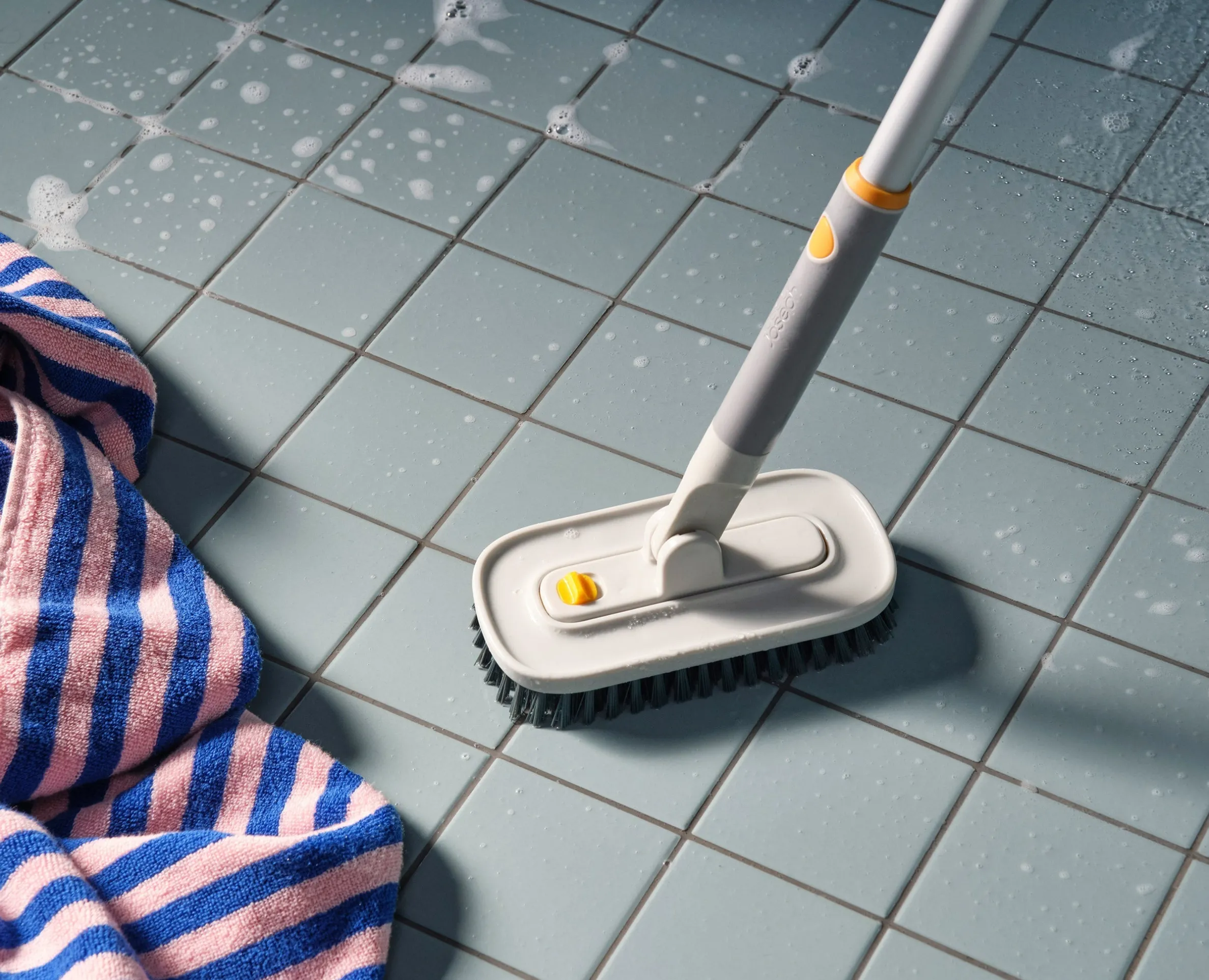 Outil de Nettoyage de Carrelage 2-en-1 avec Manche Télescopique CleanTech™