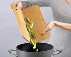 Planche à Découper Pliable en Bamboo Chop2Pot™